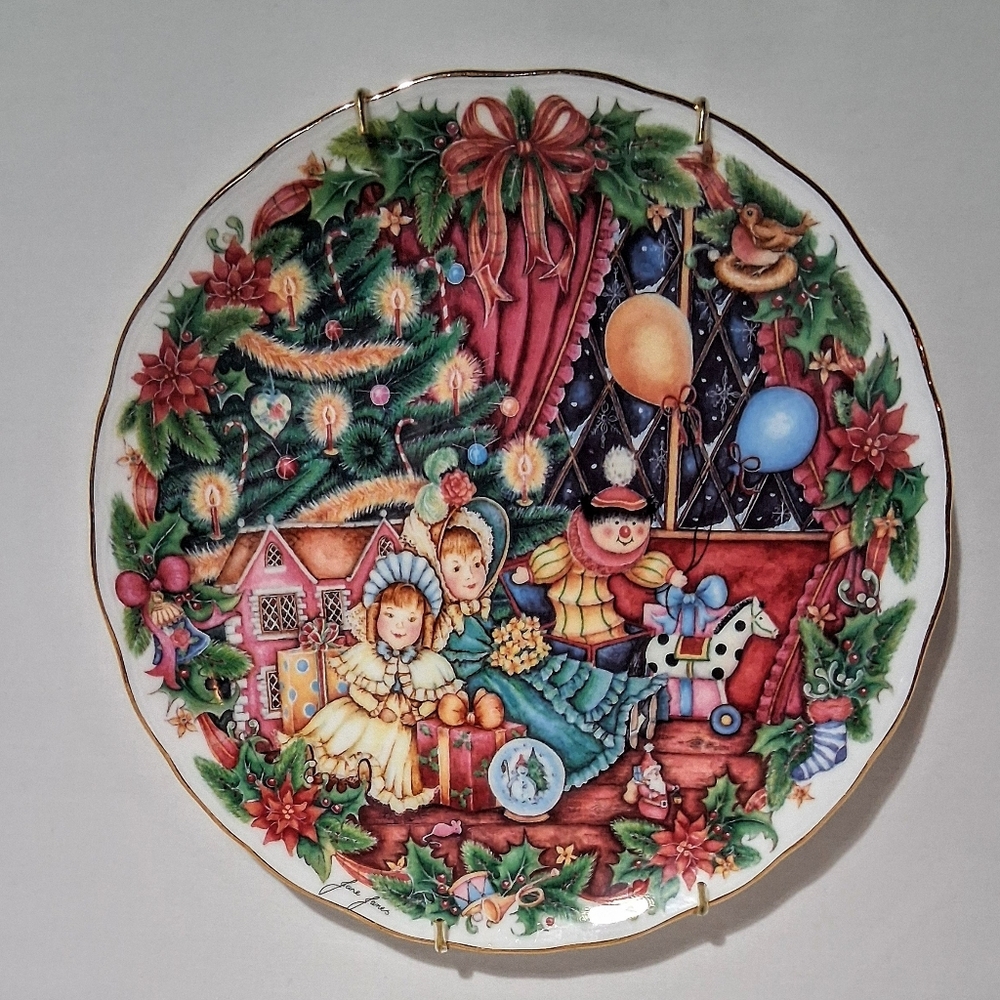 Royal Albert England - Bone China Christmas Collector Plate - 18k Gold Trim